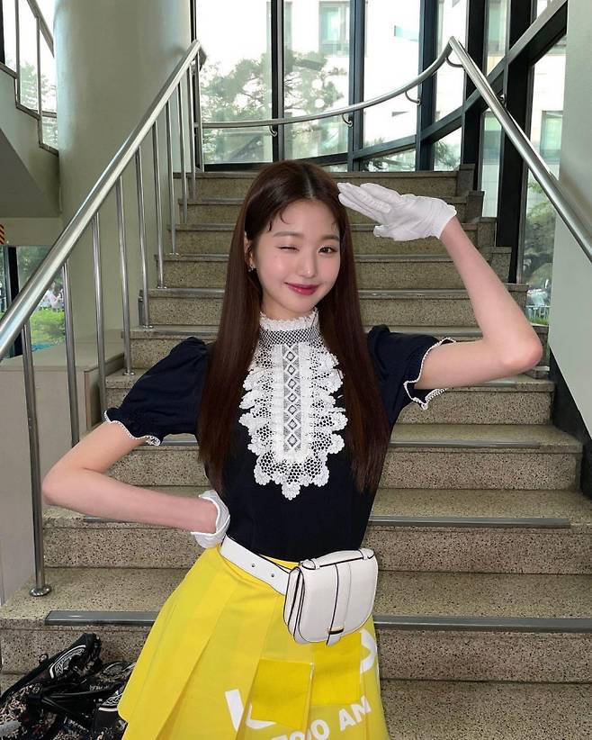 트레이드 마크 한쪽 눈 윙크로 사랑스러운 매력까지 더한 모습. 걸그룹 아이브 멤버 장원영 공식 SNS 제공