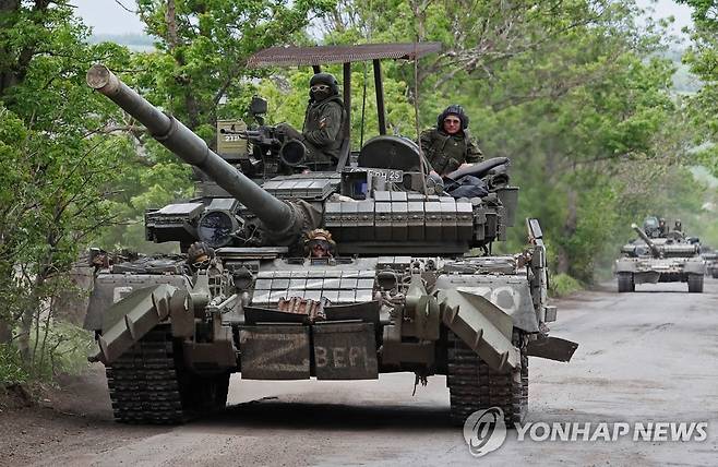 우크라 동부서 탱크 몰고 이동하는 친러시아 병력 (도네츠크주 로이터=연합뉴스) 우크라이나 동부 도네츠크주에서 22일(현지시간) 친러시아 도네츠크인민공화국(DPR) 병력이 탱크를 몰고 이동하고 있다. 2022.5.23 jsmoon@yna.co.kr