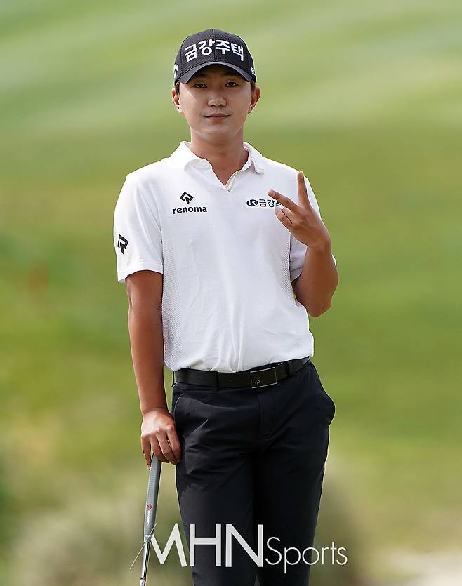 19일 데상트코리아 먼싱웨어 매치플레이 1라운드 5번홀 그린에서 포즈를 취하고 있다(사진 손석규 기자)