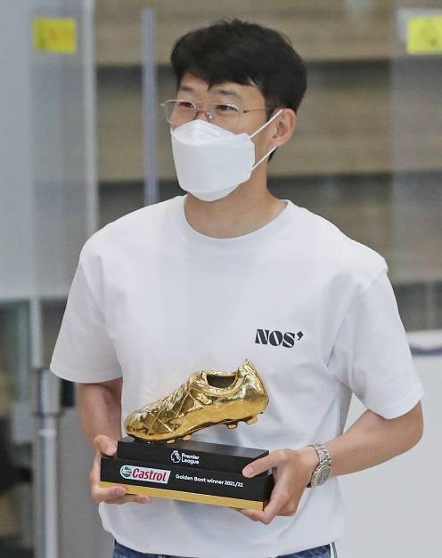 2021~2022 시즌 잉글랜드 프리미어리그(EPL) 득점왕을 차지한 토트넘 홋스퍼의 손흥민이 24일 오후 인천국제공항 제2여객터미널을 통해 입국하며 득점왕 트로피인 골든 부트를 들어보이고 있다. 〈사진-연합뉴스〉