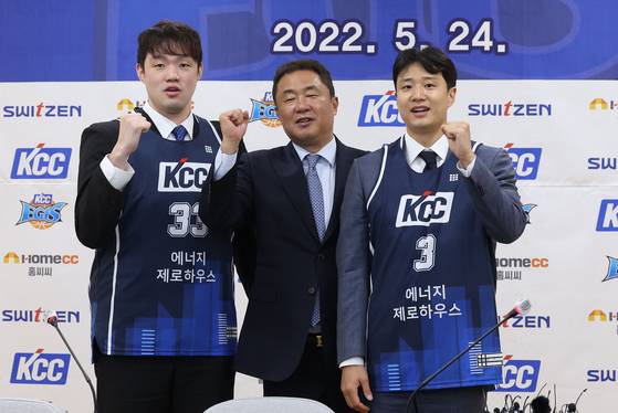 〈YONHAP PHOTO-4570〉 '우승 향해 파이팅'      (서울=연합뉴스) 이지은 기자 = 24일 오후 서울 서초구 KCC 본사에서 열린 이승현과 허웅의 KCC이지스 입단식에서 이승현(왼쪽부터), 전창진 감독, 허웅이 파이팅을 외치며 기념촬영을 하고 있다. 2022.5.24       jieunlee@yna.co.kr/2022-05-24 14:42:00/ 〈저작권자 ⓒ 1980-2022 ㈜연합뉴스. 무단 전재 재배포 금지.〉