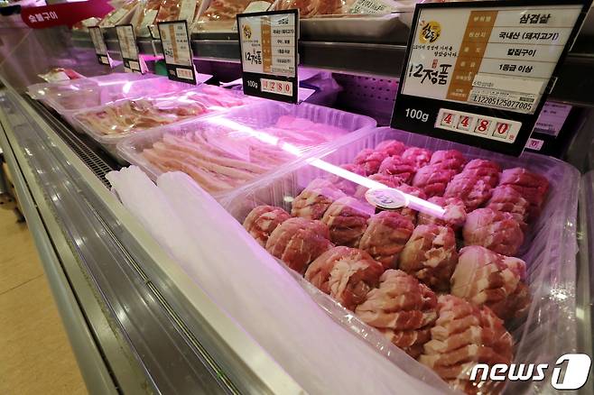 23일 서울시내 한 대형마트에서 삼겹살을 판매하고 있다. 2022.5.23/뉴스1 © News1 박세연 기자