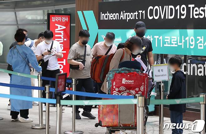 인천국제공항 코로나19 검사센터에서 입국자들이 검사를 받기 위해 들어서고 있다./뉴스1 © News1 임세영 기자