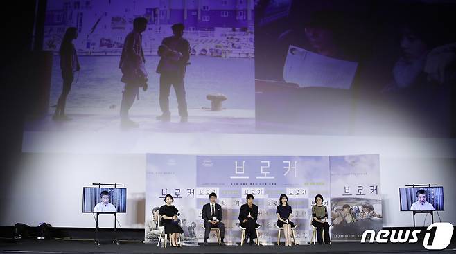 고레에다 히로카즈 감독이 10일 오전 서울 용산구 CGV용산아이파크몰에서 열린 영화 '브로커' 제작보고회에 영상으로 참석해 인사하고 있다. '브로커'는 베이비 박스를 둘러싸고 관계를 맺게 된 이들의 예기치 못한 특별한 여정을 그린 작품이다. 2022.5.10/뉴스1 © News1 권현진 기자