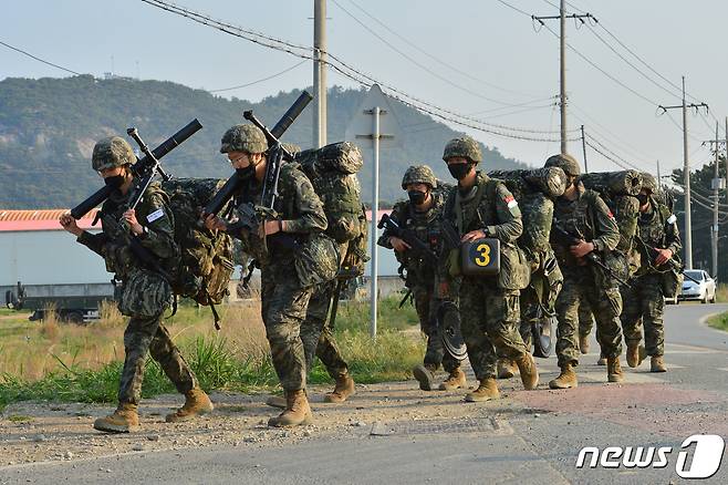 해병대 1사단이 24일 경북 포항시 북구 청하면 해안에서 실시한 상륙 훈련에서 KAAV(한국형상륙돌격장갑차)로 가상의 적이 있는 해안에 상륙한 해병들이 돌격하고 있다. 2022.5.24/뉴스1 © News1 최창호 기자