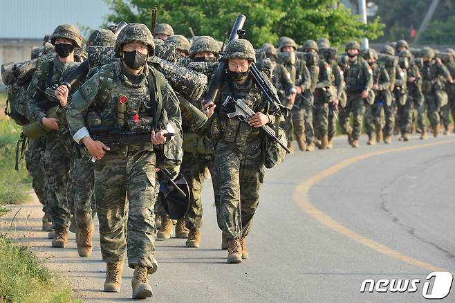 해병대 1사단이 24일 경북 포항시 북구 청하면 해안에서 실시한 상륙 훈련에서 KAAV(한국형상륙돌격장갑차)로 가상의 적이 있는 해안에 상륙한 해병들이 돌격하고 있다. 2022.5.24/뉴스1 © News1 최창호 기자