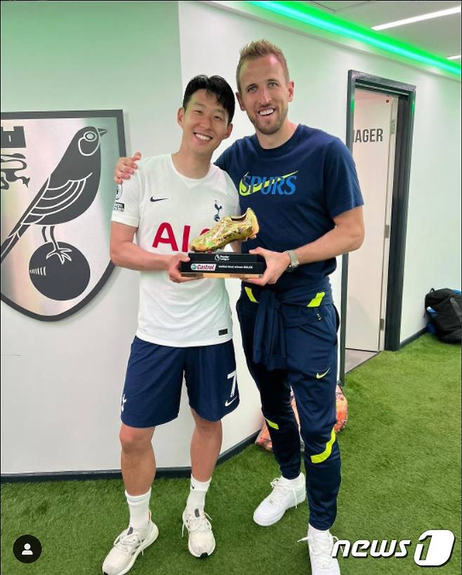 손흥민(30)이 사상 첫 아시아 선수 출신 잉글리시 프리미어리그(EPL) 득점왕에 오르자 해리 케인(29, 이상 토트넘)이 SNS를 통해 축하를 전했다. 케인은 자신의 인스타그램에 득점왕 트로피를 받은 손흥민과 함께 찍은 사진을 올리고 "이번 시즌은 클래스가 달랐다＂라며 1200만 팔로워 앞에서 자랑했다.(헤리 케인 SNS 캡처) 2022.5.23/뉴스1 © News1 민경석 기자
