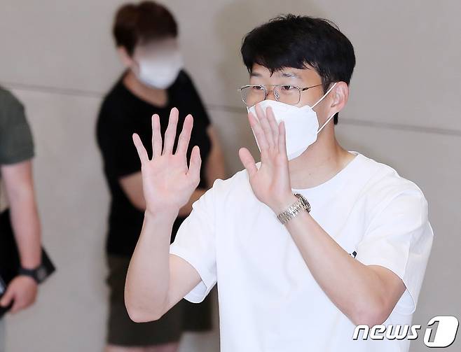 아시아 선수로는 역대 최초로 잉글랜드 프로축구 프리미어리그(EPL) 득점왕에 등극한 손흥민(토트넘)이 24일 오후 인천국제공항을 통해 귀국하고 있다. 2022.3.22/뉴스1 © News1 김진환 기자