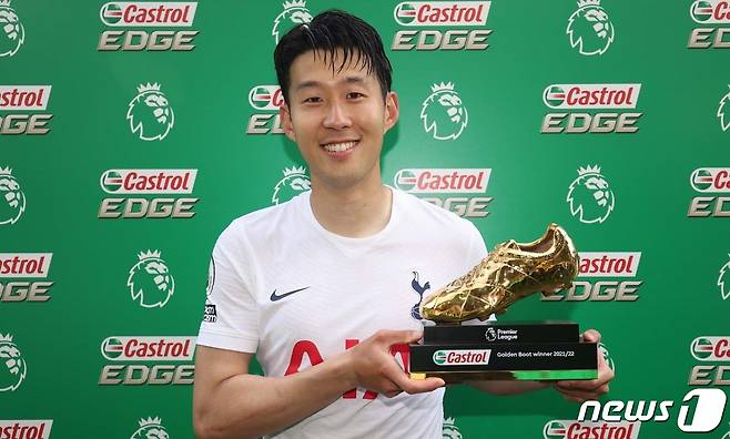 손흥민(토트넘)이 잉글랜드 프리미어리그(EPL) 최종전서 2골을 폭발하며 아시아 선수 최초로 득점왕에 오르는 위업을 달성했다. 손흥민은 23일(한국시간) 영국 노리치의 캐로 로드에서 열린 노리치 시티와 2021-2022시즌 EPL 최종 38라운드에 선발 출전해 후반 22호골과 23호골을 잇따라 터뜨리며 팀의 5-0 대승을 이끌었다. 사진은 득점왕 트로피를 들고 있는 손흥민. (토트넘 구단 SNS)2022.5.23/뉴스1