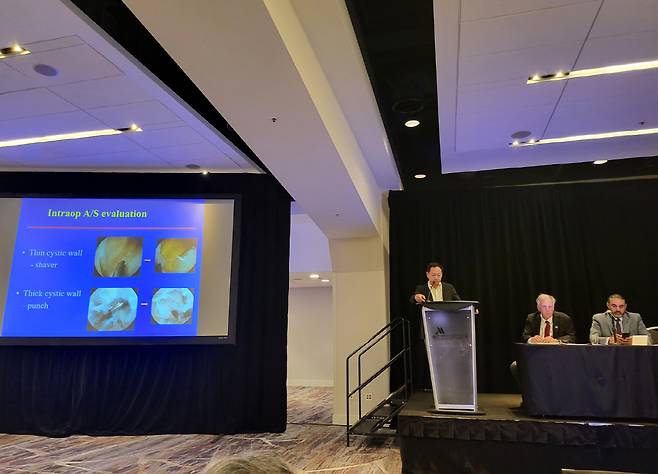 나경욱 교수가 미국 샌프란시스코에서 열린 북미관절경학회 연차총회에서 '관절경적 베이커낭종 제거술'을 발표하는 모습.