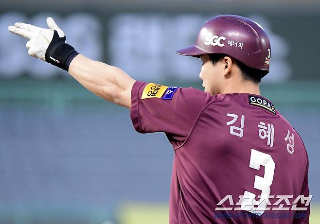 19일 인천 SSG랜더스필드. 키움 히어로즈와 SSG 랜더스 경기. 3회초 무사 1, 3루 김혜성이 1타점 안타를 치고 나가 기뻐하고 있다. 인천=정재근 기자 cjg@sportschosun.com/2022.4.19/