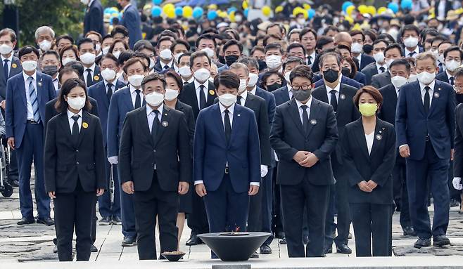 23일 경남 김해시 진영읍 봉하마을에서 엄수된 노무현 전 대통령 서거 13주기 추도식에서 여야 지도부가 참배하고 있다./연합뉴스