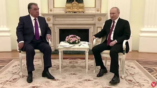 푸틴 대통령이 에모말리 라흐몬 타지키스탄 대통령과 회담 중 왼쪽 발을 비트는 모습. /The Independent 유튜브