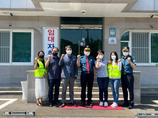 금산경찰서는 중부대학교 인근 여성안심귀갓길 고도화 사업지 내 원룸 6개소를 선정, '범죄예방 시설 우수 인증패'를 수여했다. 사진=금산경찰서 제공