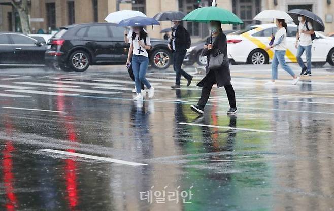 서울 종로구 광화문네거리에 우산을 쓴 시민들이 발걸음을 재촉하고 있다. ⓒ데일리안 류영주 기자