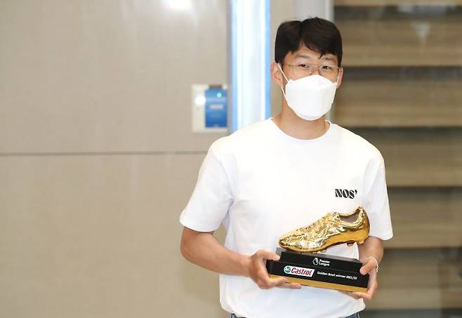 아시아 선수 최초로 잉글랜드 프로축구 프리미어리그(EPL) 득점왕에 오른 손흥민이 24일 오후 인천국제공항을 통해 입국하며 '골든부트'를 들고 있다.ⓒ데일리안 박항구 기자