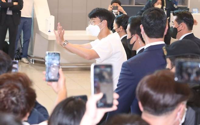 아시아 선수 최초로 잉글랜드 프로축구 프리미어리그(EPL) 득점왕에 오른 손흥민이 24일 오후 인천국제공항을 통해 입국하며 손을 흔들어 인사하고 있다. ⓒ데일리안 박항구 기자