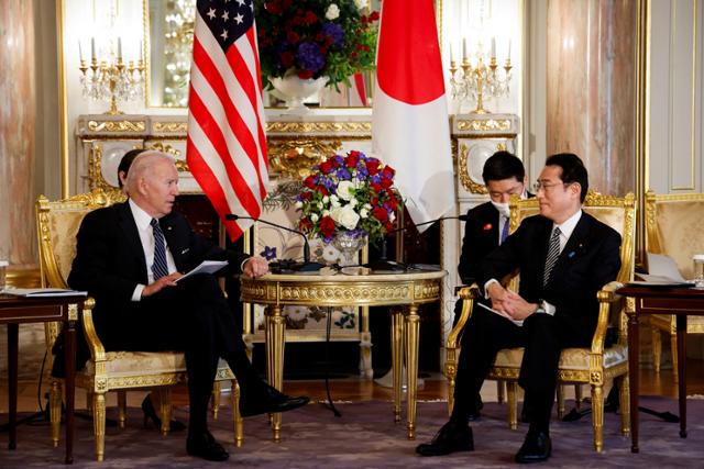 일본을 방문한 조 바이든(왼족) 미 대통령이 기시다 후미오 일본 총리와 23일 수도 도쿄 아카사카에 있는 영빈관에서 정상회담을 하고 있다. 기시다 총리는 회담에서 일본이 "방위비를 상당한 비중으로 증액하고 방위력을 근본적으로 강화하겠다"고 밝혔다. 로이터=도쿄 연합뉴스