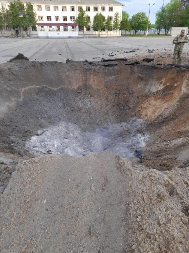 우크라이나 북부 체르니히우 데스나 군사훈련장에서 한 군인이 17일 러시아군의 공격으로 생긴 구덩이를 살펴보고 있다. 데스나=로이터 연합뉴스