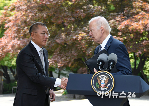 정의선 현대차그룹 회장이 이달 22일 서울 용산구 그랜드 하얏트 호텔에서 조 바이든 미국 대통령이 투자계획 발표 후 악수를 나누고 있다. [사진=현대자동차그룹]