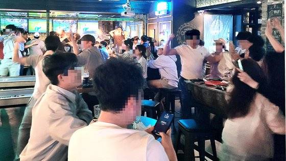 23일 새벽 서울 홍대 앞 주점에서 EPL 토트넘-노리치시티 경기를 지켜보던 축구 팬들이 손흥민의 추가 득점에 환호하고 있다. 석경민 기자