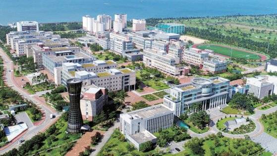 국립인천대학교가 박종태 총장 취임 이후 연구 중심의 대학, 지역사회와 상생 발전하는 대학으로 자리 잡고 있다. 지난해 5월 임명된 박 총장은 학내외의 다양한 의견을 수렴해 화합을 도모하고, 침체된 분위기를 추슬러 안정화했다. [사진 인천대]