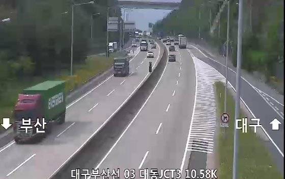 통행료 인하 이후 대구부산선에는 중대형 화물차의 운행이 많이 늘었다. [CCTV 화면 캡처]