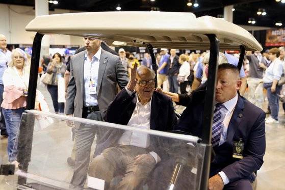 워런 버핏 버크셔 해서웨이 이사회 의장(왼쪽)이 지난달 29일(현지시간) 골프카트를 타고 주주총회장에 들어서고 있다. [로이터=연합뉴스]