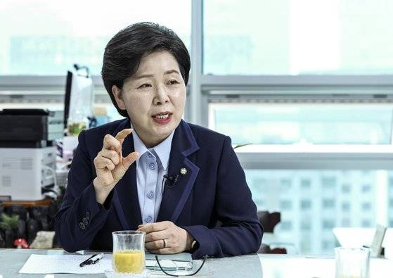 양향자 무소속 의원은 23일 중앙일보와의 인터뷰에서 "민주당은 국민은 안중에 없고 자신들의 기득권 유지를 위한 방향으로만 가고 있다"고 비판했다. 김성룡 기자