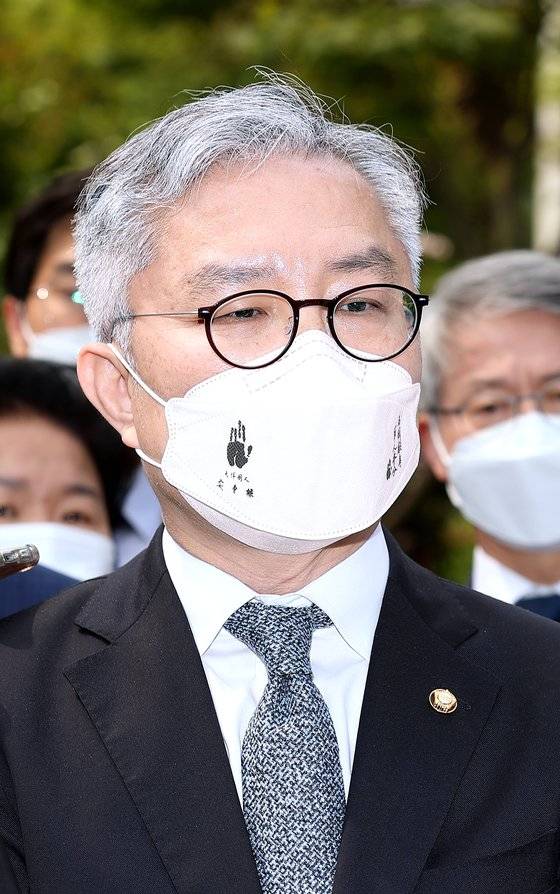 조국 전 법무부 장관 아들의 법무법인 인턴 경력 확인서를 허위로 써준 혐의로 재판에 넘겨진 더불어민주당 최강욱 의원이 20일 오후 서울 서초구 서울중앙지법에서 열린 2심 선고 공판이 끝난 뒤 취재진의 질문에 답하고 있다. 연합뉴스