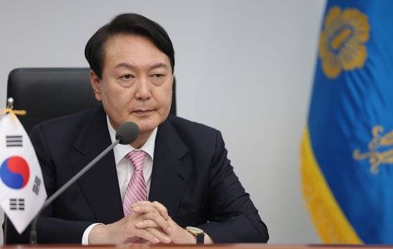 IPEF 출범 정상회의 화상 연설하는 윤석열 대통령 23일 오후 중국의 경제적 영향력을 억제하기 위해 미국이 주도하는 다자 경제협력체인 '인도·태평양 경제프레임워크'(IPEF)가 23일 공식 출범한 가운데 윤석열 대통령이 용산 청사 화상회의실에 참석해 있다. 대통령실 제공