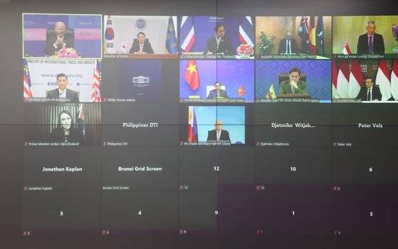 23일 오후 중국의 경제적 영향력을 억제하기 위해 미국이 주도하는 다자 경제협력체인 '인도·태평양 경제프레임워크'(IPEF)가 23일 공식 출범한 가운데 윤석열 대통령이 용산 청사 화상회의실에서 연설을 하고 있다. 대통령실제공