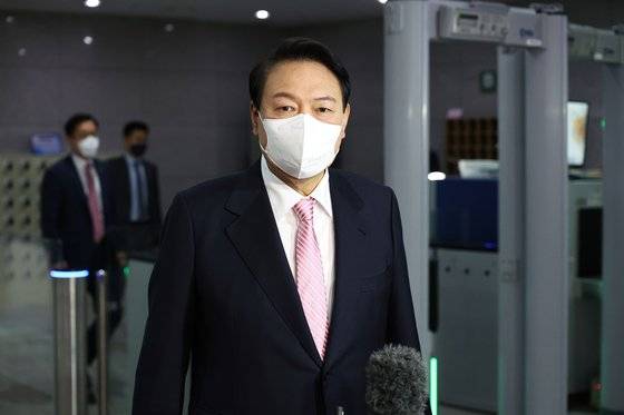 윤석열 대통령이 23일 오전 용산 대통령실로 출근하며 취재진 질의에 답하고 있다. [대통령실사진기자단]
