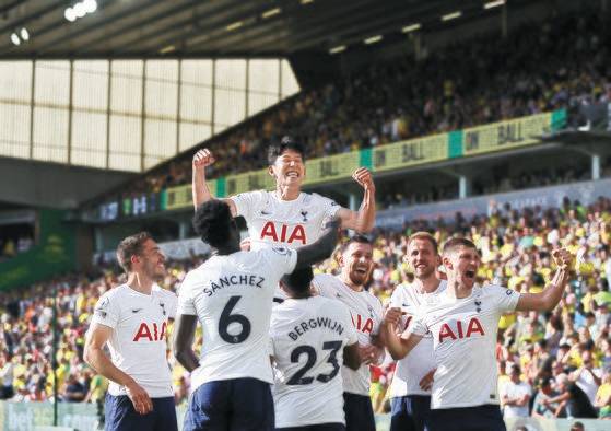 해리 케인(오른쪽) 등 토트넘 선수들이 23일 열린 EPL 최종전에서 23호 골을 터트린 손흥민을 번쩍 들어 올리며 기뻐하고 있다. 손흥민도 두 주먹을 불끈 쥐며 환호했다. 득점왕을 차지한 손흥민은 “동료들이 하프타임 때 도와주겠다고 했다”며 고마움을 표시했다. [로이터]