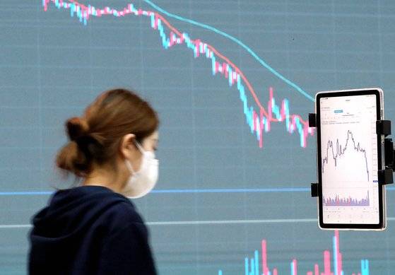 지난 12일 서울 서초구 빗썸 고객센터 전광판에 비트코인 등 가상자산의 차트가 표시되고 있다.  최근 한국 블록체인 기업 테라가 발행하는 스테이블코인 '테라'가 사흘째 무너지면서 자매코인격인 '루나' 역시 5월초 대비 95%에 가까운 폭락이 이어지고 있다. 2022.5.12/뉴스1