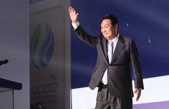 24일 대구 엑스코에서 열린 '제28회 대구세계가스총회' 개회식에 참석한 윤석열 대통령이 축사를 마치며 손을 들어 인사하고 있다.. [대통령실사진기자단]