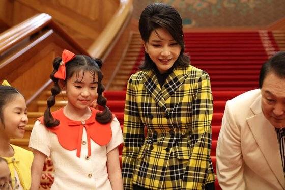 지난 22일 청와대 본관에서 생중계된 '열린음악회' 관람을 위해 청와대를 찾은 윤석열 대통령과 김건희 여사. [강신업 변호사 페이스북]