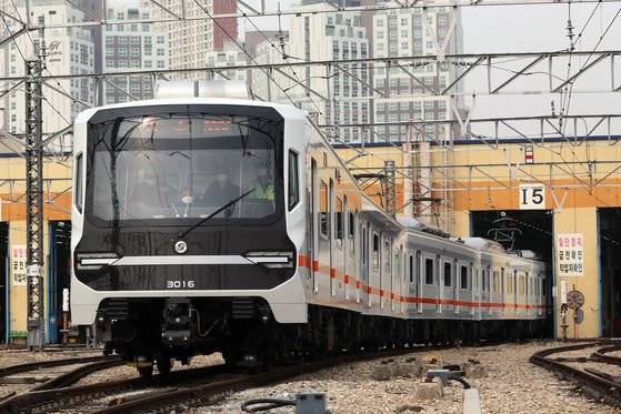 지난 2월14일 오전 경기 고양시 덕양구 지축차량사업소 검수고에서 관계자가 서울 지하철 3호선 신조전동차를 시운전하고 있다. 뉴스1