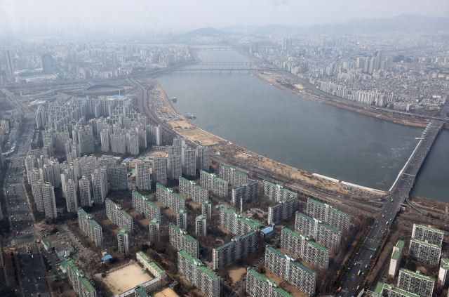 서울 송파구 롯데월드타워 전망대 ‘서울스카이’에서 바라본 잠실주공5단지 아파트 일대. 연합뉴스