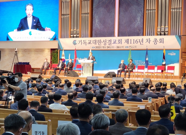 지형은 기성 총회장이 24일 서울 영등포구 신길교회에서 열린 제116년차 총회에서 개회 설교를 하고 있다.
