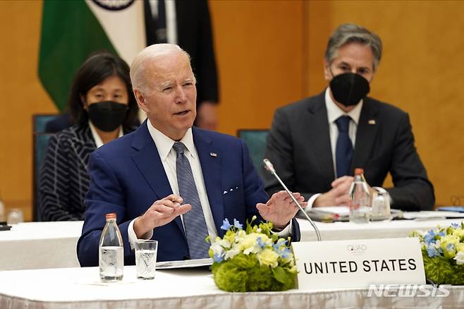[도쿄=AP/뉴시스] 조 바이든 미국 대통령이 24일 일본 도쿄 총리 관저에서 열린 쿼드 정상회의에 참석해 발언하고 있다. 이 회의에는 기시다 후미오 일본 총리, 나렌드라 모디 인도 총리, 앤서니 알바니스 호주 총리가 참석했다. 2022.05.24.