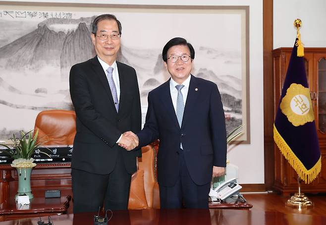 [서울=뉴시스] 전진환 기자 = 한덕수 신임 국무총리가 24일 오전 서울 여의도 국회의장실에서 박병석 국회의장과 악수하고 있다. (공동취재사진) 2022.05.24. photo@newsis.com