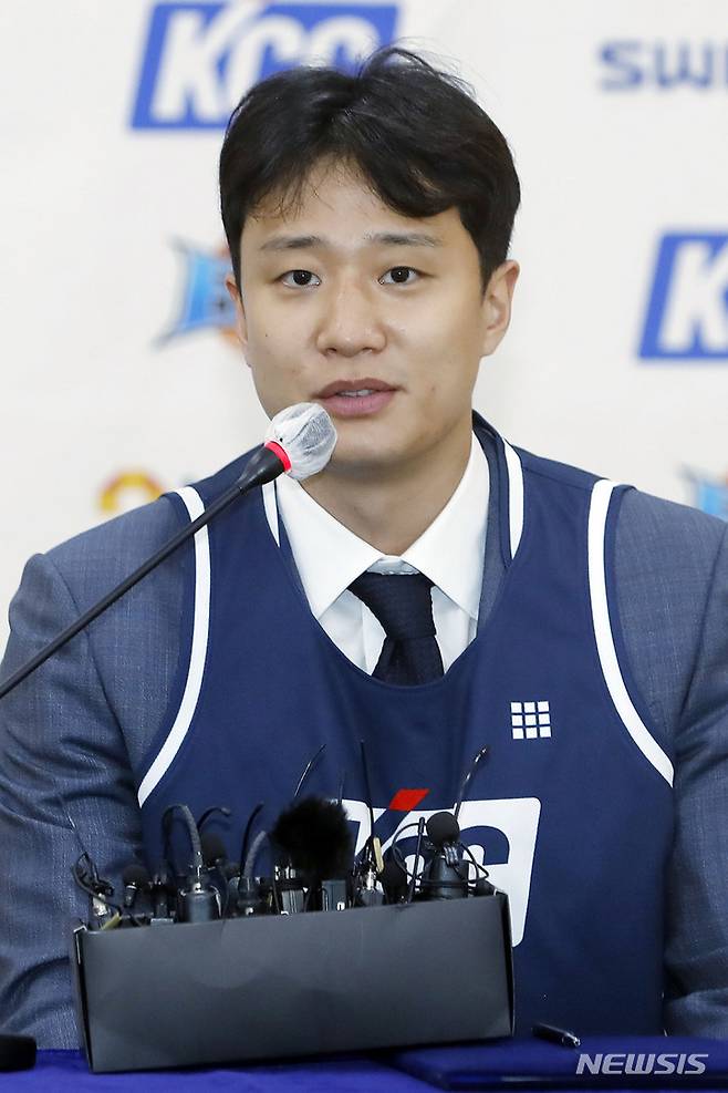 [서울=뉴시스] 최동준 기자 = FA를 통해 전주 KCC 이지스에 입단한 허웅이 24일 서울 서초구 KCC 본사에서 열린 입단식 및 기자회견에서 소감을 말하고 있다. 2022.05.24. photocdj@newsis.com