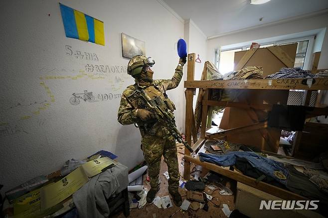 [마리우폴=AP/뉴시스] 지난 18일(현지시간) 우크라이나 동부 도네츠크인민공화국(DPR) 산하 마리우폴 인근에서 러시아 군인이 우크라이나 아조우 연대 기지 내부를 수색하고 있다. 2022.05.19.