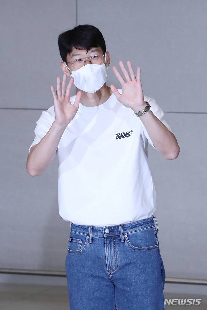 [인천공항=뉴시스] 김진아 기자 = 아시아 선수 최초로 잉글랜드 프로축구 프리미어리그(EPL) 득점왕에 오른 손흥민(토트넘)이 24일 오후 인천국제공항을 통해 귀국하고 있다. 2022.05.24. bluesoda@newsis.com