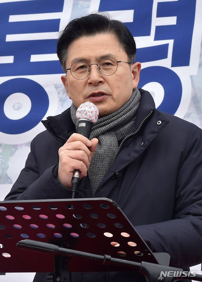 [대구=뉴시스] 이무열 기자 = 황교안 전 미래통합당 대표가 18일 오후 대구 달성군 유가읍 쌍계리 박 전 대통령 사저 앞에서 열린 '박근혜 대통령 귀향 환영회'에 참석해 대회사를 하고 있다. 2022.03.18. lmy@newsis.com