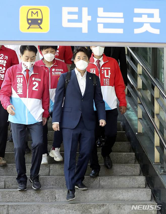 [군포=뉴시스] 최진석 기자 = 이준석(앞줄 오른쪽) 국민의힘 상임선거대책위원장이 24일 오전 경기 군포시 1기 신도시 재정비사업 신속 추진을 위한 현장방문을 위해 지하철을 타고 도착해 4호선 수리산역 출구로 내려오고 있다. 2022.05.24. myjs@newsis.com