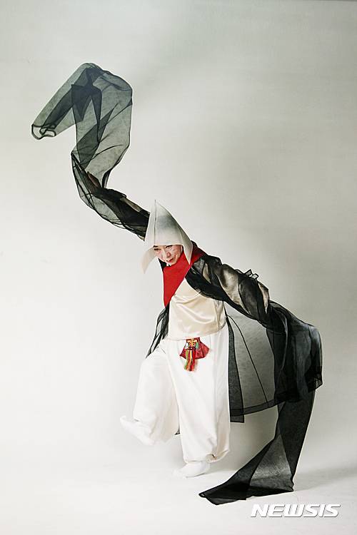 [서울=뉴시스]이매방 '승무'. (사진=뉴시스DB) photo@newsis.com