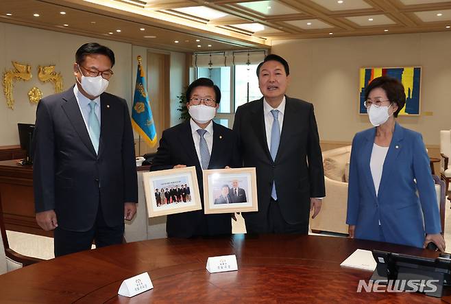 [서울=뉴시스] 전신 기자 = 윤석열 대통령이 24일 서울 용산 대통령실 청사 집무실에서 박병석 국회의장에게 바이든 방한 만찬 당시 찍은 기념사진이 담긴 액자를 선물한 뒤 기념촬영을 하고 있다. 왼쪽부터 정진석 국회부의장, 박병석 국회의장, 윤석열 대통령, 김상희 국회부의장. (대통령실통신사진기자단) 2022.05.24. photo1006@newsis.com