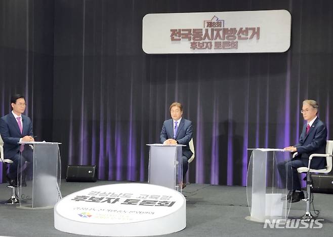 [창원=뉴시스] 홍정명 기자= 경남도교육감선거 김상권(왼쪽) 후보와 박종훈(오른쪽) 후보가 24일 오후 KNN 경남에서 경남선거방송토론위원회 주관 경남교육감 후보자 TV토론회 시작을 기다리고 있다. .(사진=KNN 경남 제공) 2022.05.24. photo@newsis.com